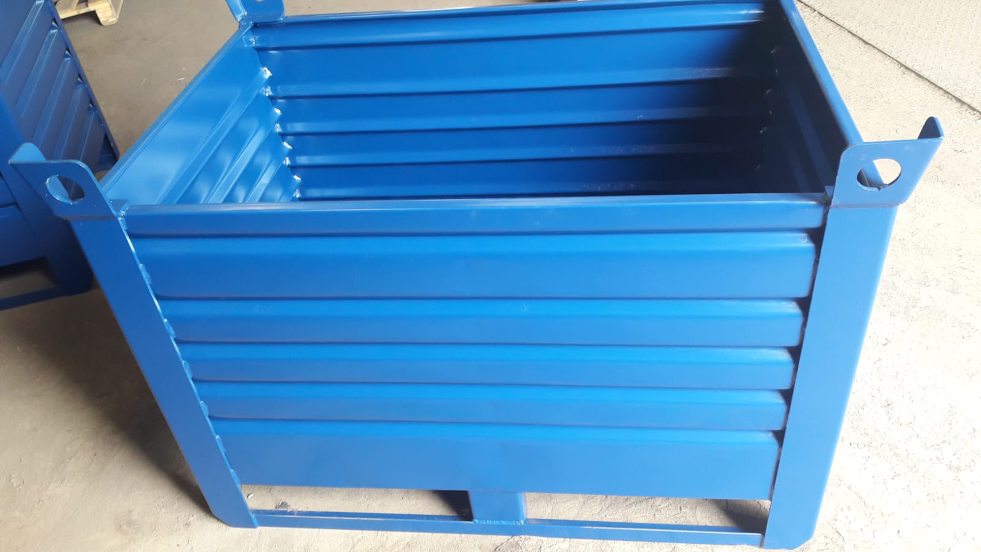 Metallbehälter – solider Container für Transport und Lagerung