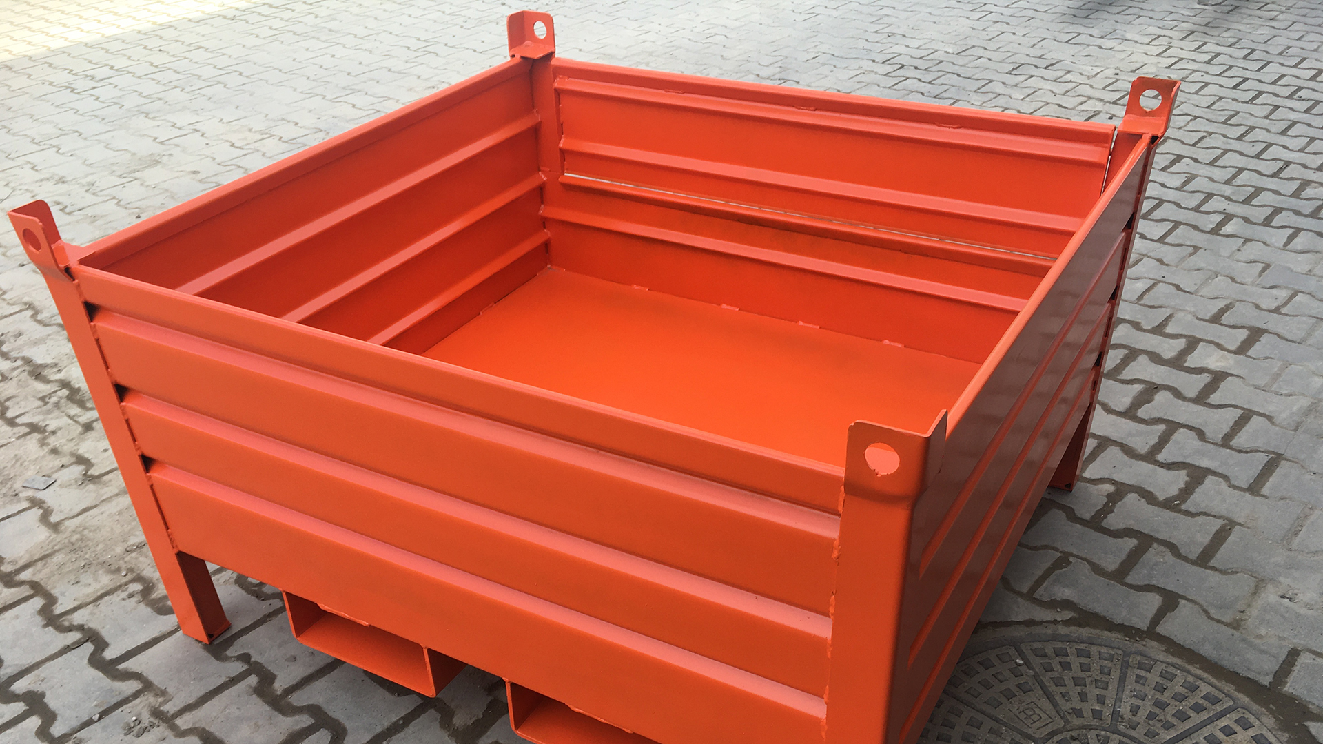 Pojemnik transportowy – wytrzymały pojemnik do logistyki