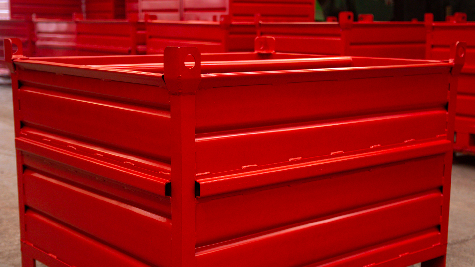 Pojemnik metalowy – solidny kontener do transportu i magazynowania